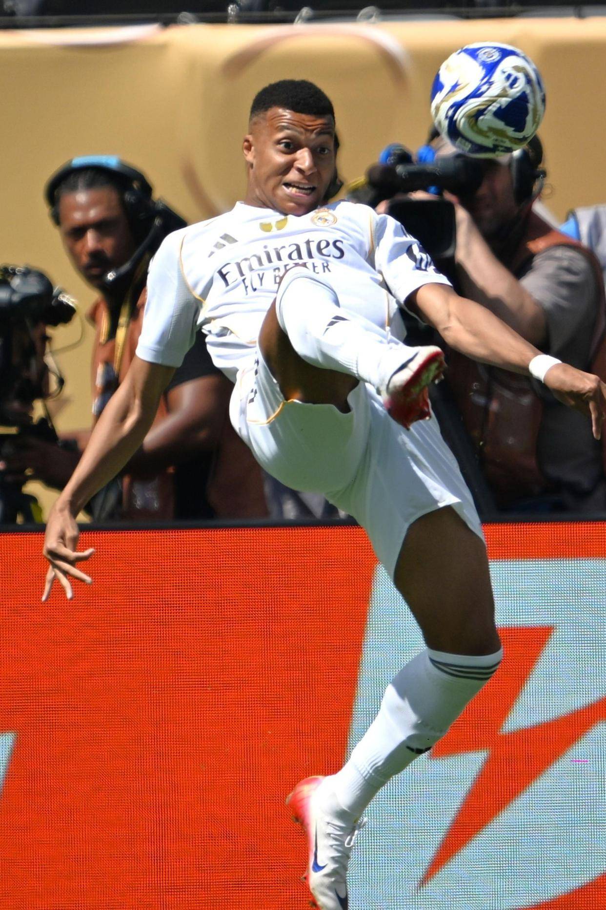 姆巴佩在巴黎圣日耳曼比赛中重要助攻，最后时刻胜出引发热议！比赛高潮迭起的简单介绍