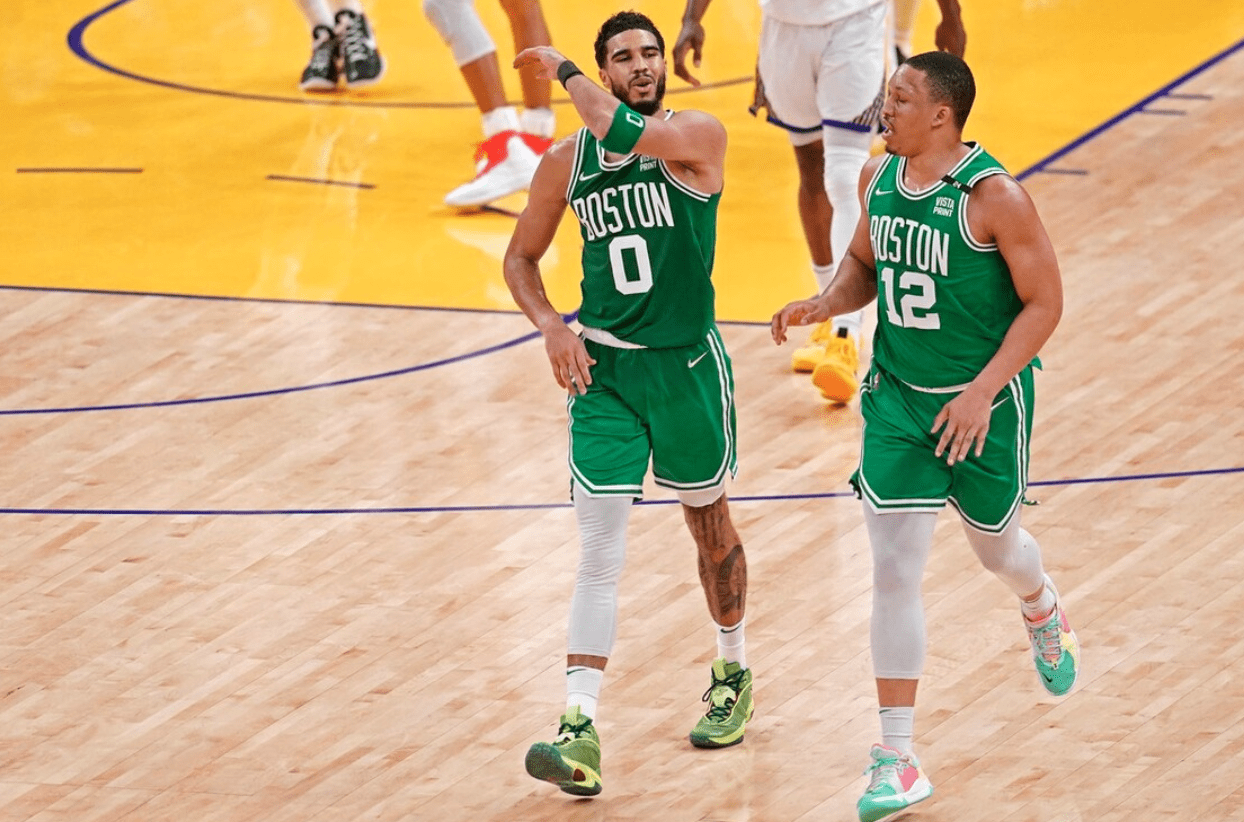 包含SKT带队取胜！，塔图姆重要时刻比赛局势复杂引发球迷热议的词条